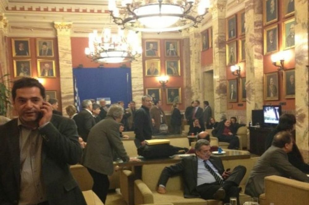 Κατακραυγή στα ΜΜΕ για τη φωτογραφία από το καφενείο της Βουλής