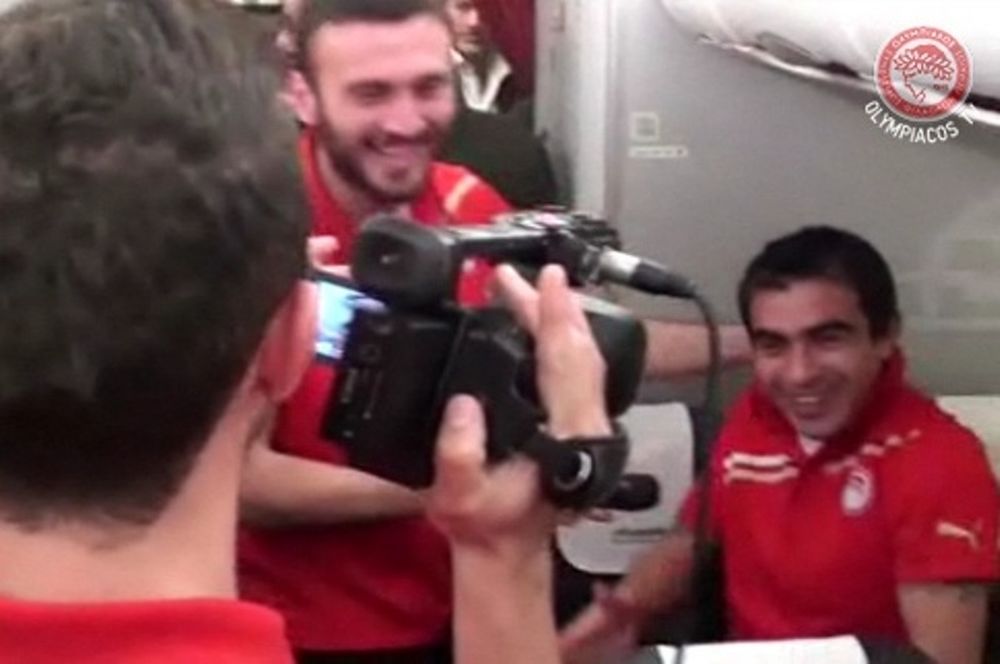 Οι παίκτες του Ολυμπιακού σε ρόλο… δημοσιογράφων! (video)