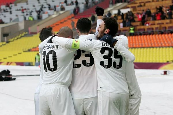 Σταθερά 10η η Ελλάδα