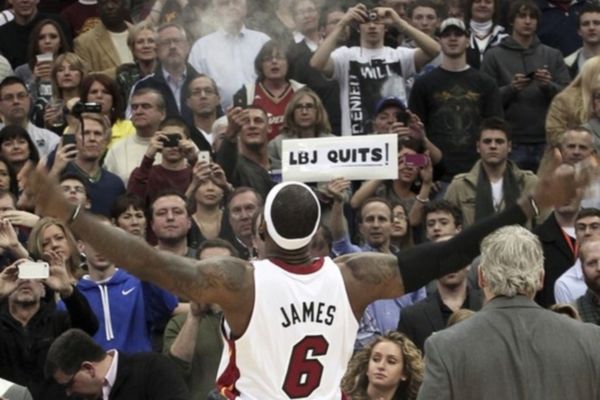 Συνεχίζουν τις... καταστροφές οι Χιτ