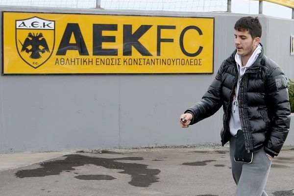Ουρά οι… μνηστήρες για Μανωλά!