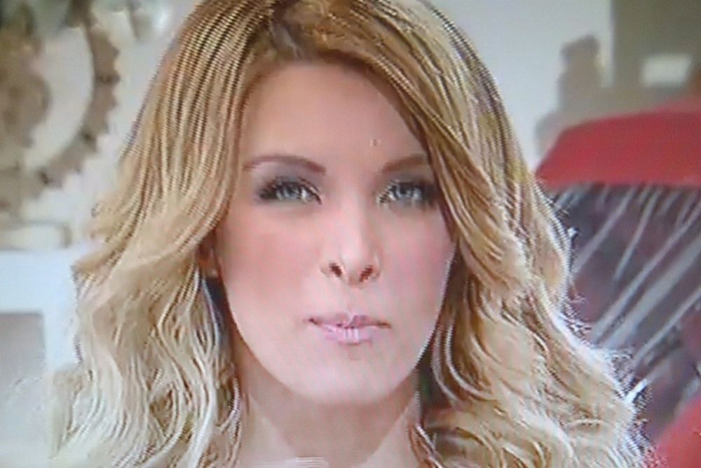Έσπασαν… αυγό στο κεφάλι της Καινούργιου (video)