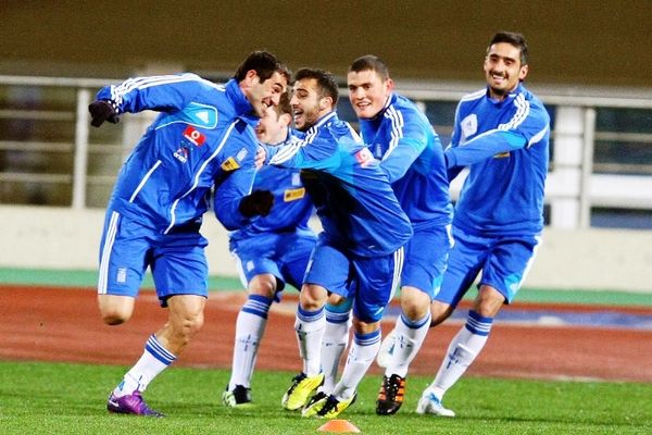 Προπόνηση υπό βροχή και… κόσμο η Εθνική