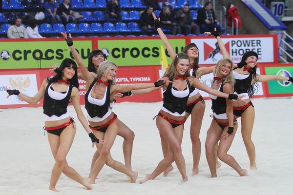 Καυτά κορμιά στην άμμο… (photos+videos)
