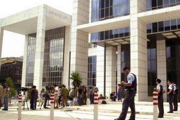 Tηλεφώνημα για βόμβα στη δίκη της Λαυρίου