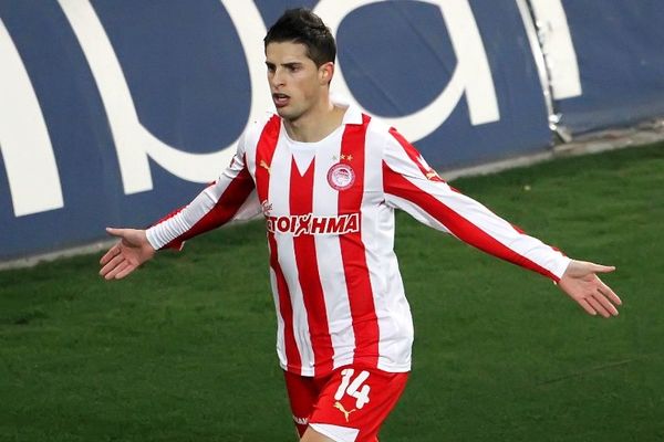 Αποθέωση για Μιραλάς στο Μοσχάτο