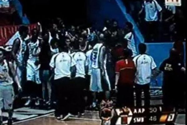 Άγριο ξύλο σε αγώνα μπάσκετ στην Ασία