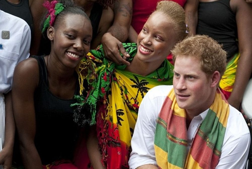 Ο πρίγκιπας Χάρι χορεύει ρέγκε στην Τζαμάικα! (photos+video)