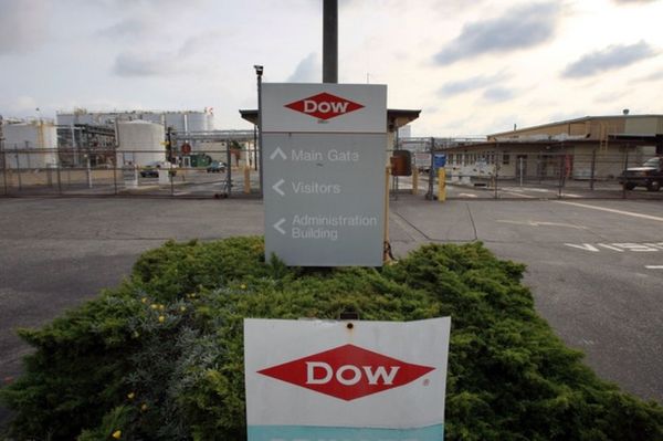 Επιμένει στη χορηγία της Dow ο Κάμερον