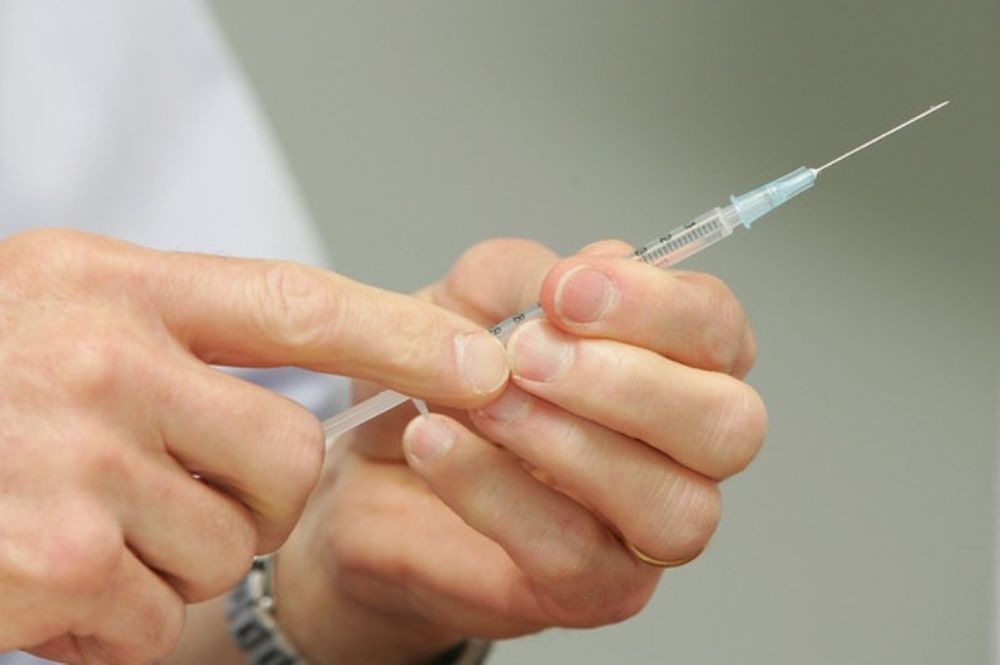 «Εμβολιαστείτε πριν έρθετε!»