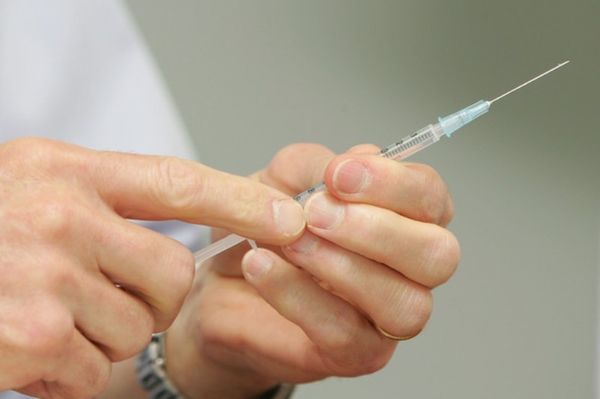 «Εμβολιαστείτε πριν έρθετε!»