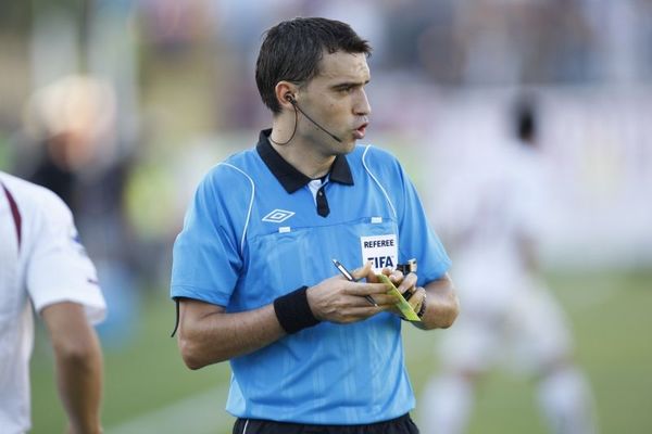 Κατηγορήθηκε για… δωροδοκία ο διαιτητής του Ολυμπιακός-Μέταλιστ!