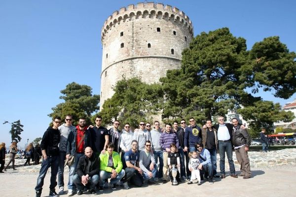 Στον Λευκό τον Πύργο πήραν τα… φιλιά τους!