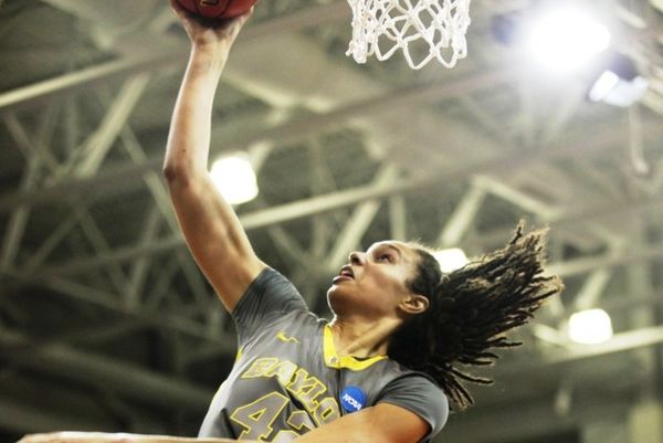 Η δεύτερη γυναίκα που κάρφωσε στο NCAA! (videos)