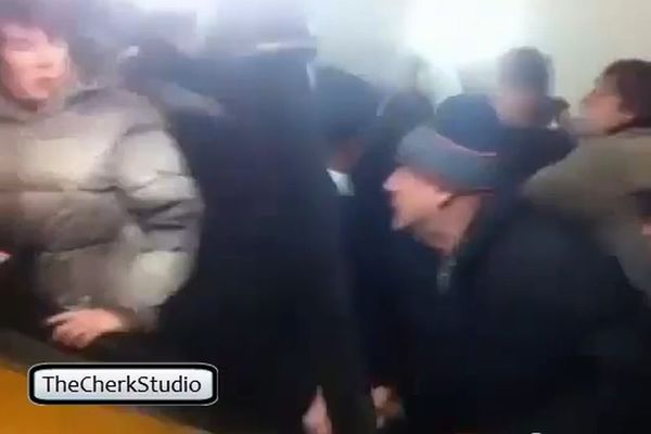 Πλακώθηκαν στις… κυλιόμενες σκάλες! (video)