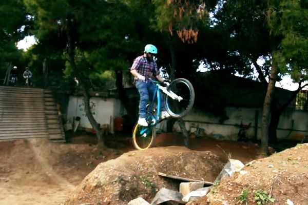 Πάρκο ποδηλατικής… αναψυχής στην αυλή του σπιτιού του! (video)