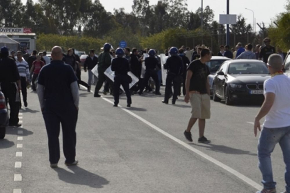 Τραυματισμοί αστυνομικών στο ΑΠΟΕΛ - Ομόνοια!