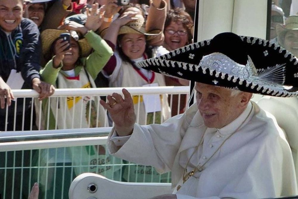 O Πάπας Βενέδικτος με σομπρέρο! 