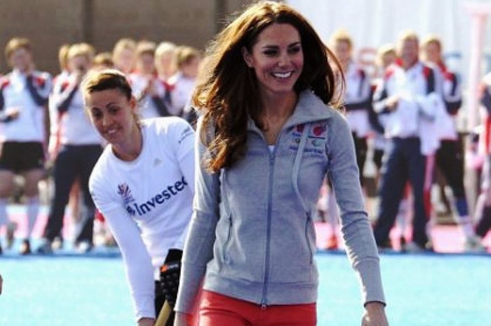 Κάνει μόδα το πολύχρωμο τζιν η Kate Middleton 