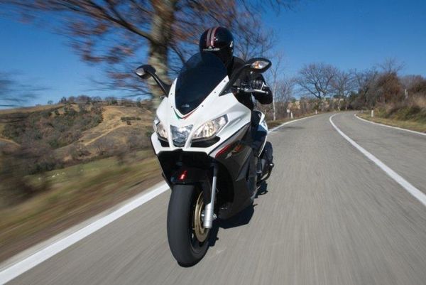 To Aprilia SRV 850 επαναπροσδιορίζει τα όρια στον κόσμο των scooter