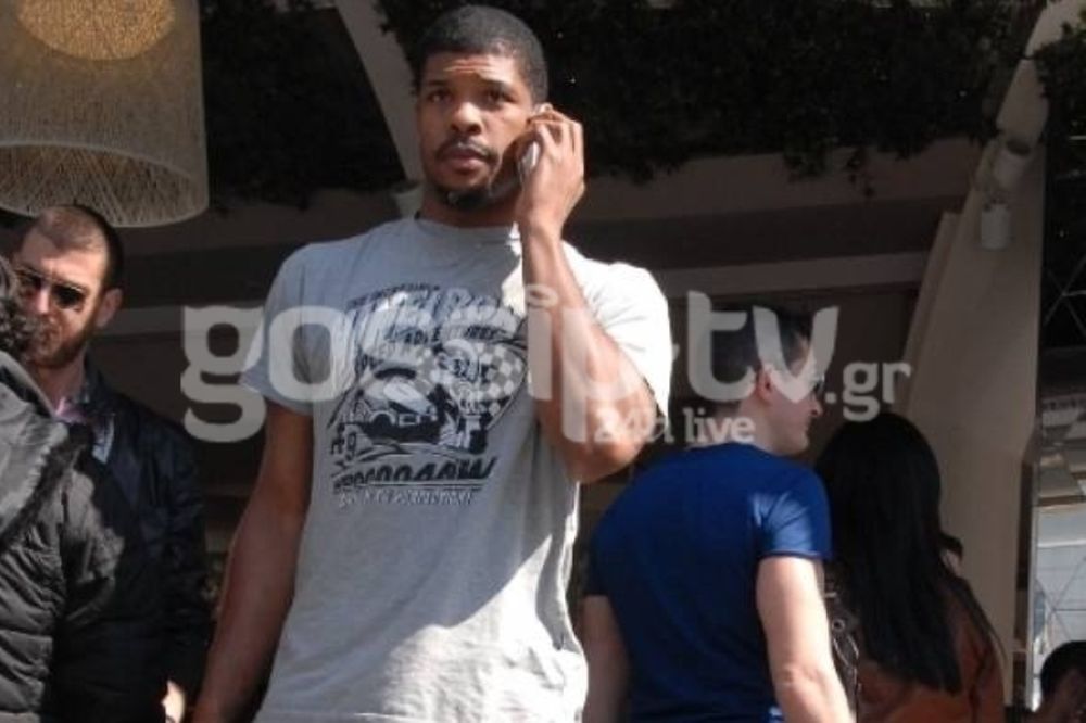 O Καιλ Χάινς με το κινητό στο χέρι