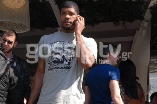 O Καιλ Χάινς με το κινητό στο χέρι