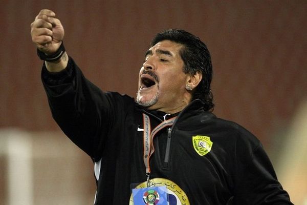 Τραγούδι για τον Μαραντόνα! (video)