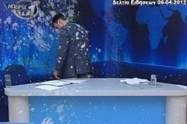 VIDEO: Εισέβαλαν στο στούντιο του Ήπειρος TV και γιαούρτωσαν τον παρουσιαστή 