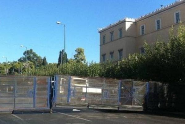 Νέοι προστατευτικοί φράχτες στη Βουλή
