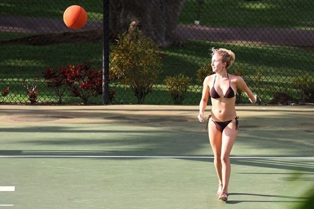 H Χέιντεν Πανετιέρ παίζει μπάλα με το μαγιό της! (photos)