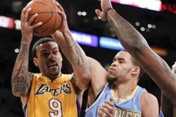 Χωρίς… προπονητή στα play off οι Λέικερς