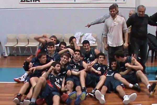 Φιλικό και βραβεύσεις στο Χολαργό