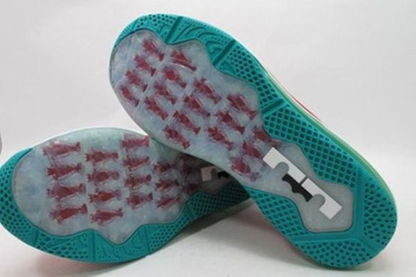 Παπούτσια της Λίβερπουλ για Λεμπρόν με… λάθος!