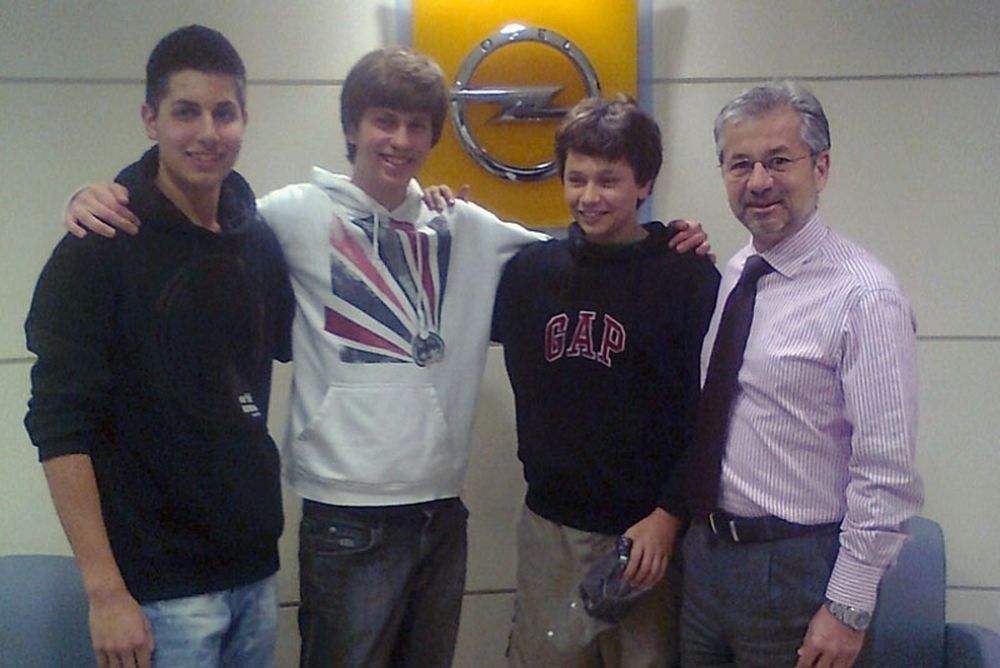 H Opel δίπλα στους μαθητές 