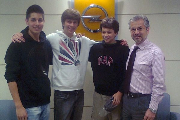 H Opel δίπλα στους μαθητές 