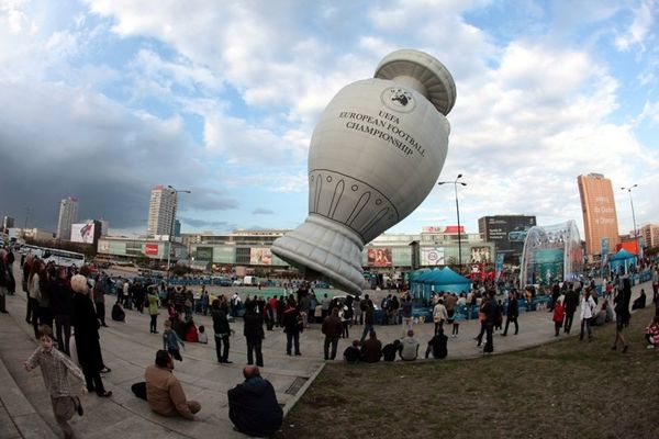 Euro 2012: Τρόπαιο-μπαλόνι, μήκους τριάντα μέτρων!