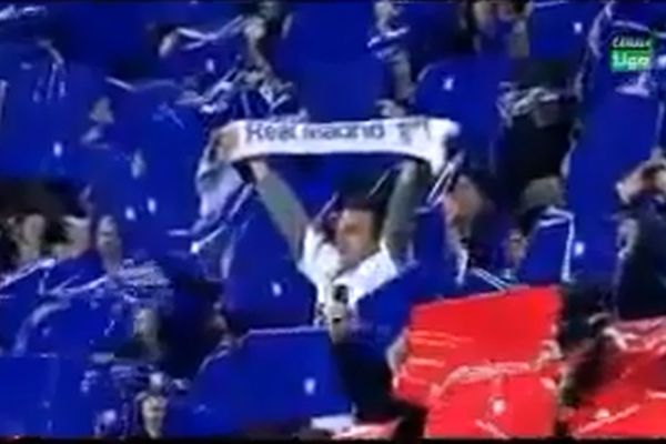 Σήκωσε κασκόλ της Ρεάλ στο «Καμπ Νου»! (video)