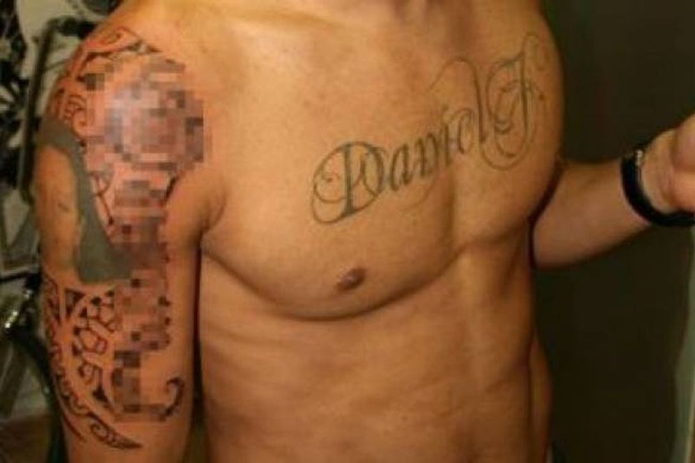 Ποδοσφαιριστής έκανε τη σύζυγό του τατουάζ στο χέρι του (photos)