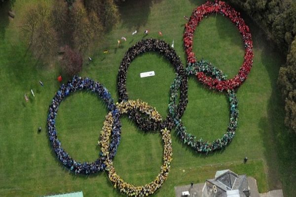 2.100 μαθητές και καθηγητές σχημάτισαν τους Ολυμπιακούς κύκλους 