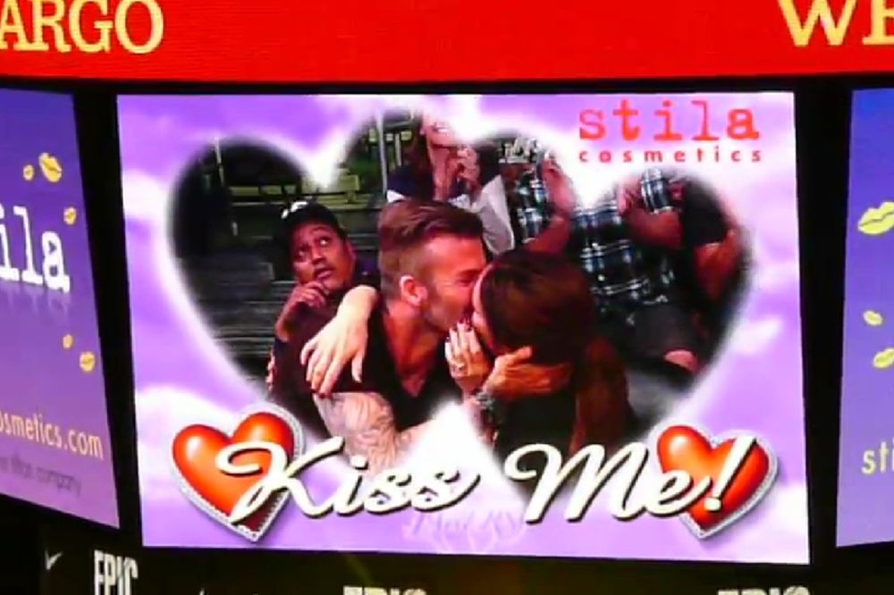 Δεv... γλίτωσε το φιλί το ζεύγος Μπέκαμ! (video)