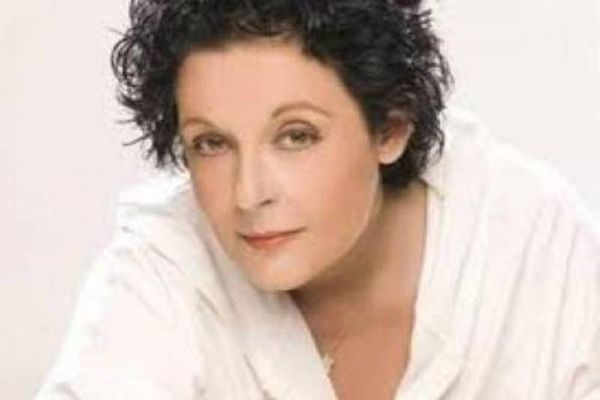 Κανέλλη: Να παρέμβει η ΕΣΗΕΑ για το «εγέρθητι»