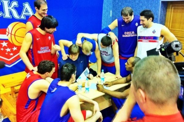 Οι παίκτες της ΤΣΣΚΑ και ο Σαμπόνις!