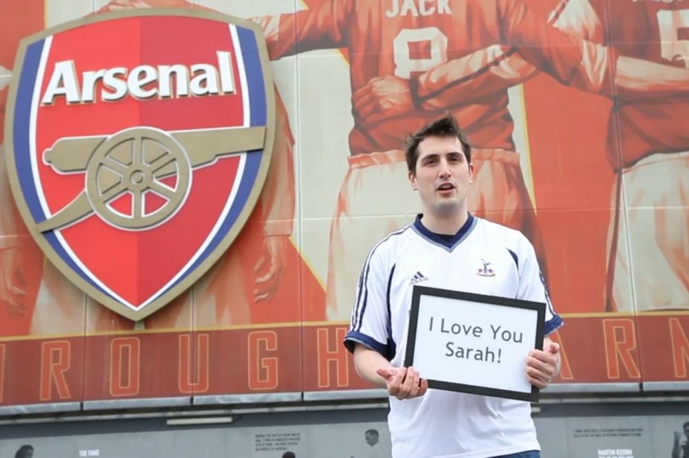 Φόρεσε μπλούζα της Τότεναμ στο «Emirates»! (video)