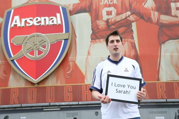 Φόρεσε μπλούζα της Τότεναμ στο «Emirates»! (video)