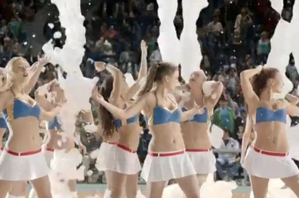 Οι cheerleaders της ΤΣΣΚΑ λουσμένες με… μπύρα! (video)