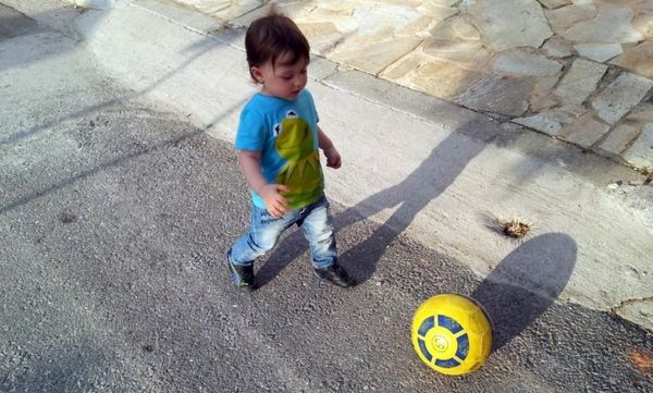 Μόλις 16 μηνών και... κολλημένος με τη μπάλα!