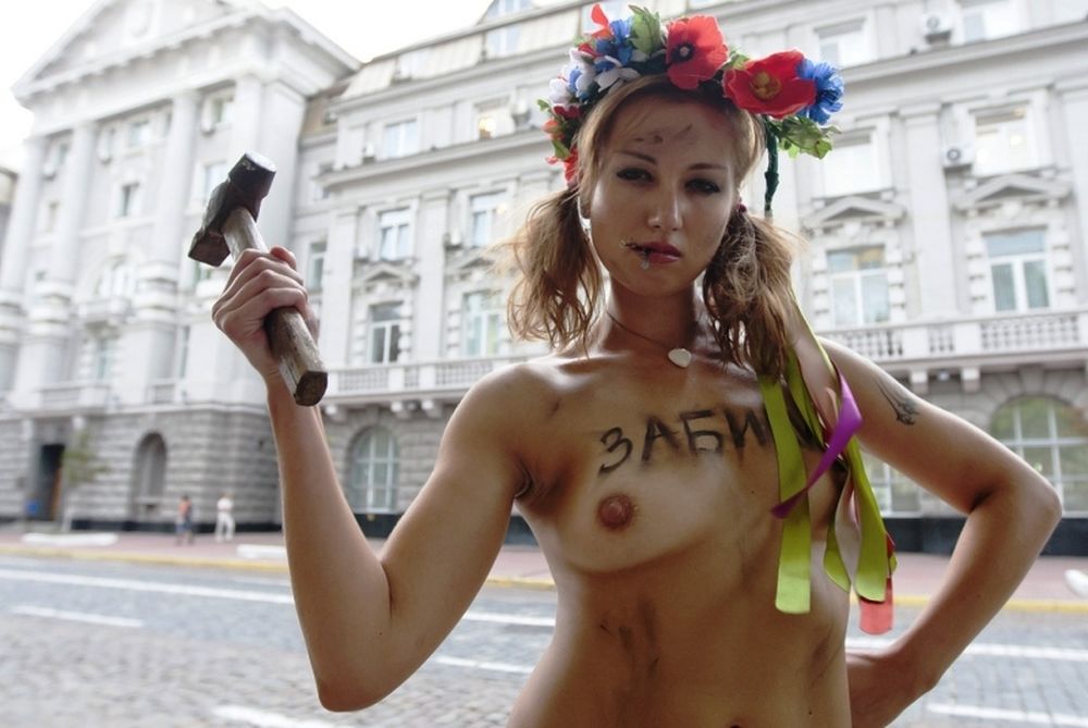 Euro 2012: Η FEMEN επιτέθηκε στο τρόπαιο!