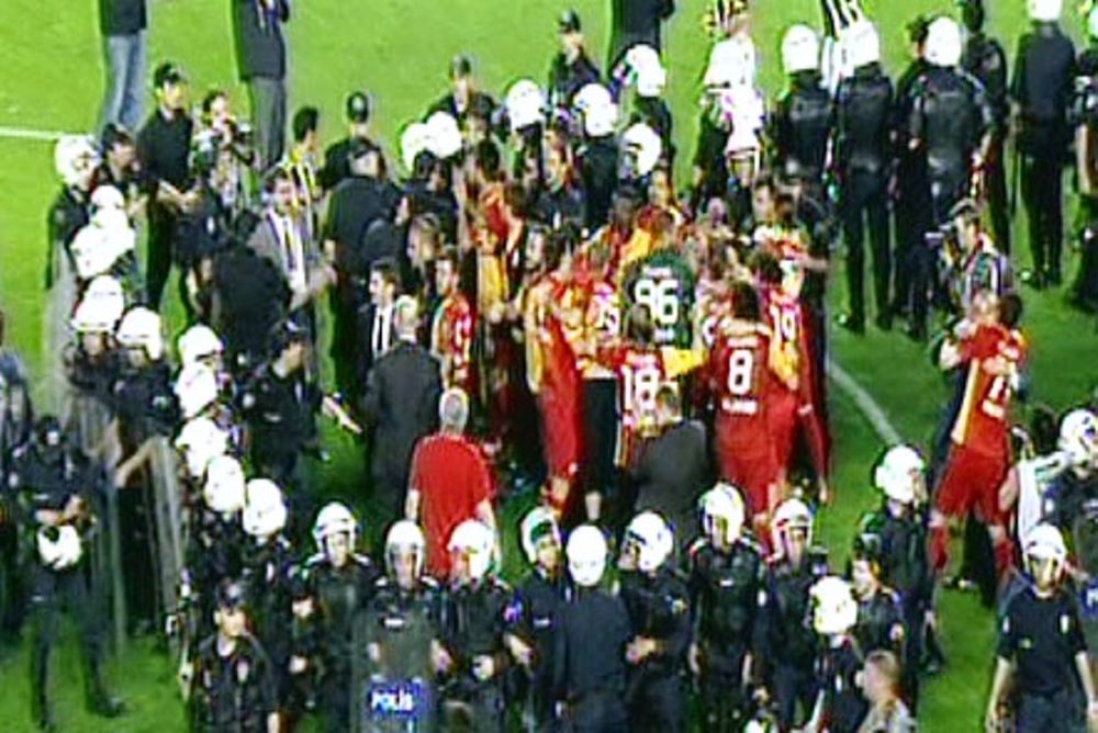 Χαμός στο «Σουκρού Σαράτσογλου» (photos+videos)