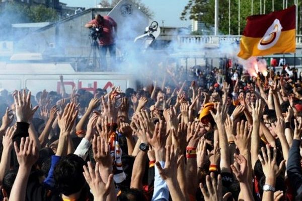 «Φλέγεται» η Κωνσταντινούπολη για τη «Γαλατά»