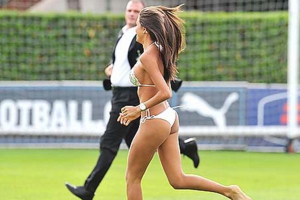 Tα… κακά κορίτσια των γηπέδων! (photos+videos)